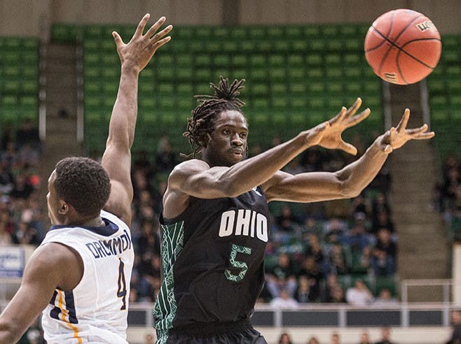 'Cats tie for first in MAC, beat Rockets  