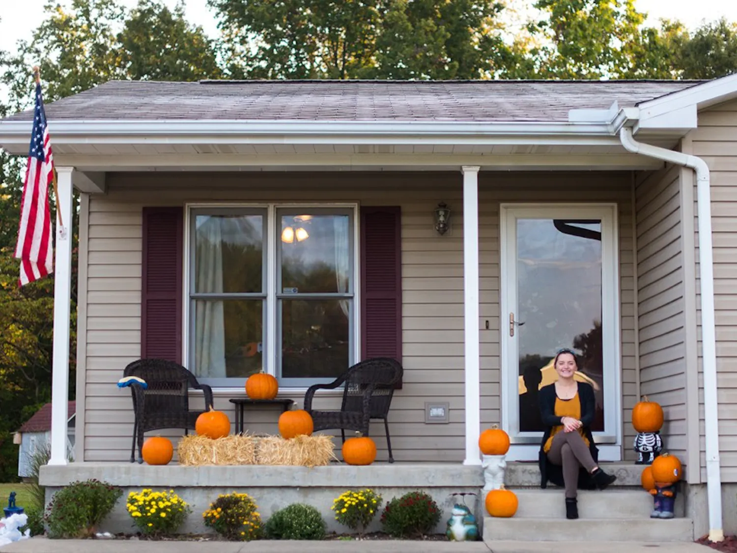 Karli Davis, a sophomore studying sociology, poses for a portrait on the front steps of her house before leaving for class on October 11, 2016. Davis is a commuter student and lives at home with her family in The Plains. (EMMA HOWELLS | PHOTO EDITOR)