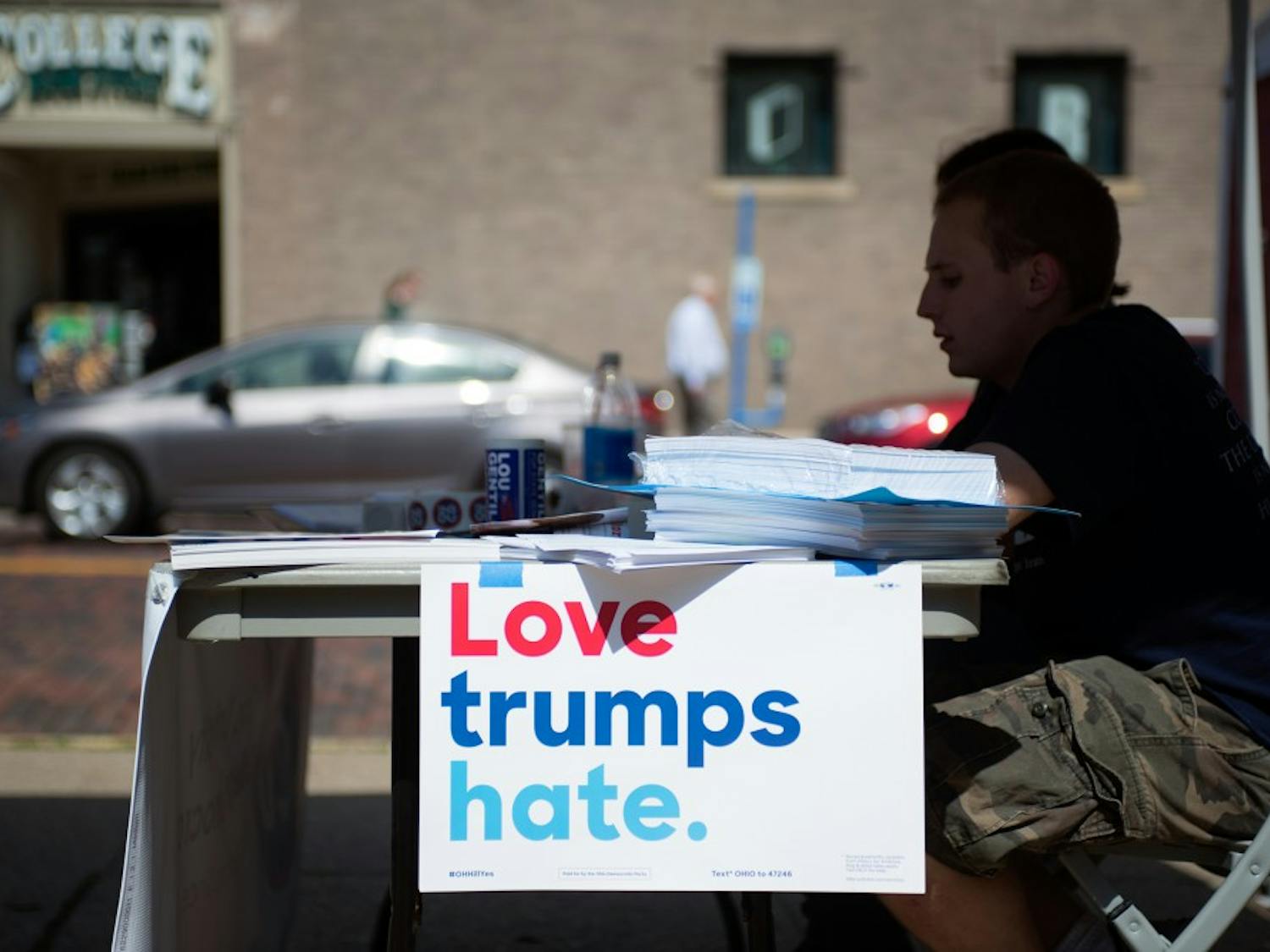 The Ohio University College Democrats volunteer to campaign for Hillary Clinton by College Gate. (LIAM DAVIS | FOR THE POST)