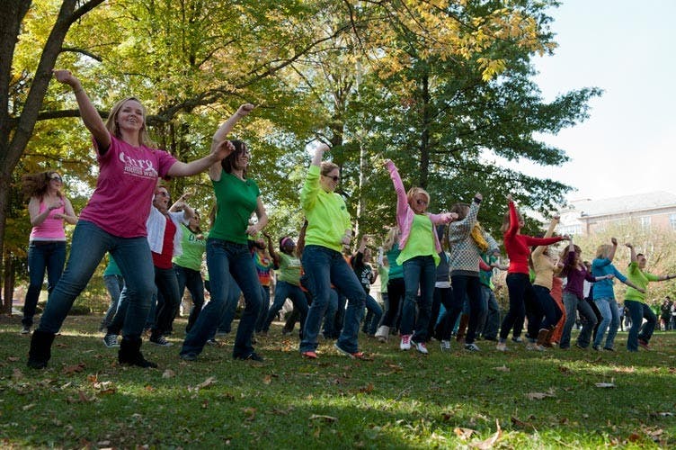 Flash mob highlights Homecoming spirit  