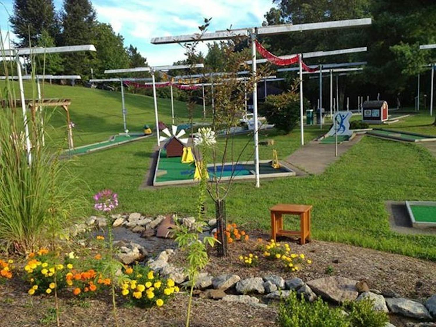 Puttsapalooza provides Athens residents chance to score hole-in-one for charities