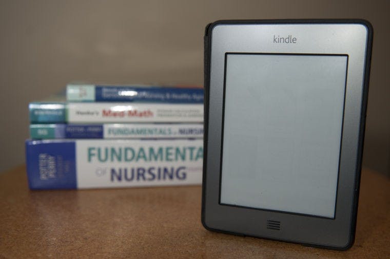 Libraries, readers adjust to electronic reading options  