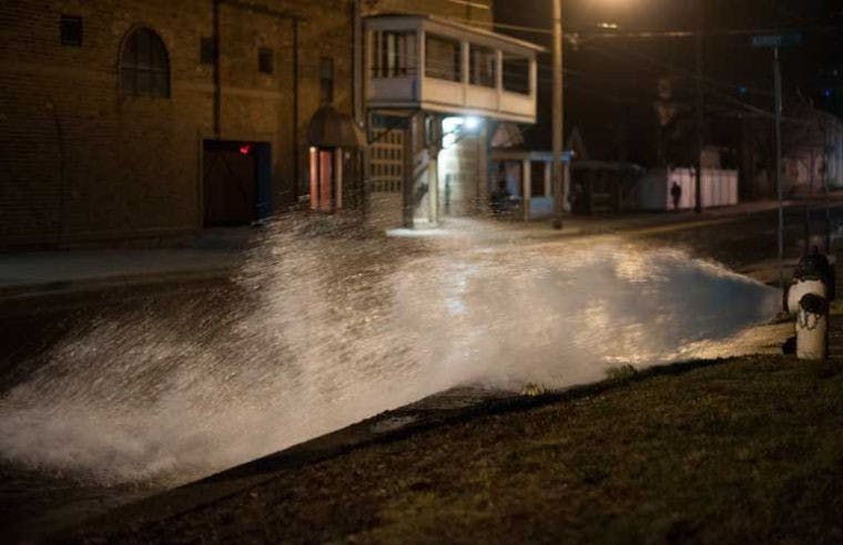 Water spews from reservoir, causes Uptown flood  