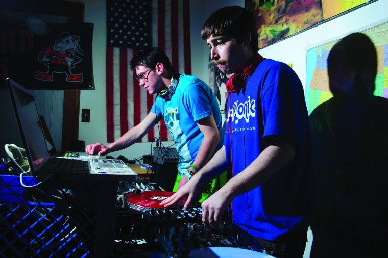 Local DJs put new spin on turntable duel  