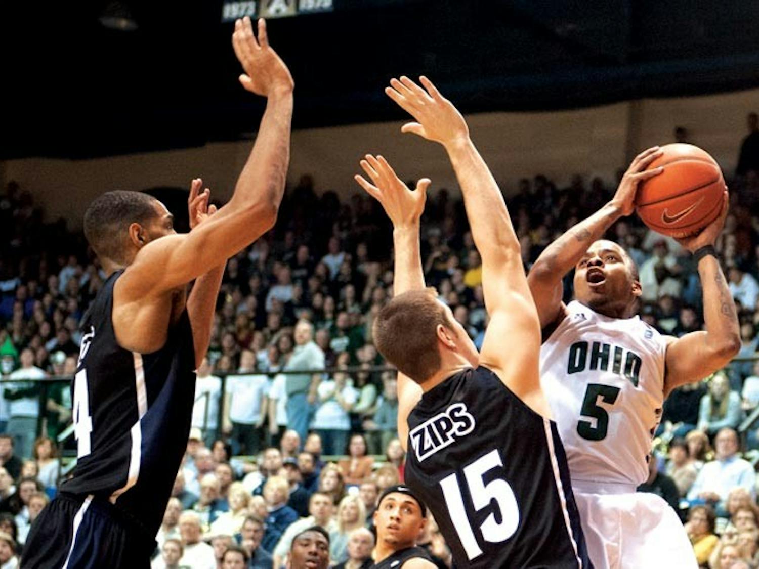 Men's Basketball: Akron ousts Ohio to remain unbeaten in MAC play  