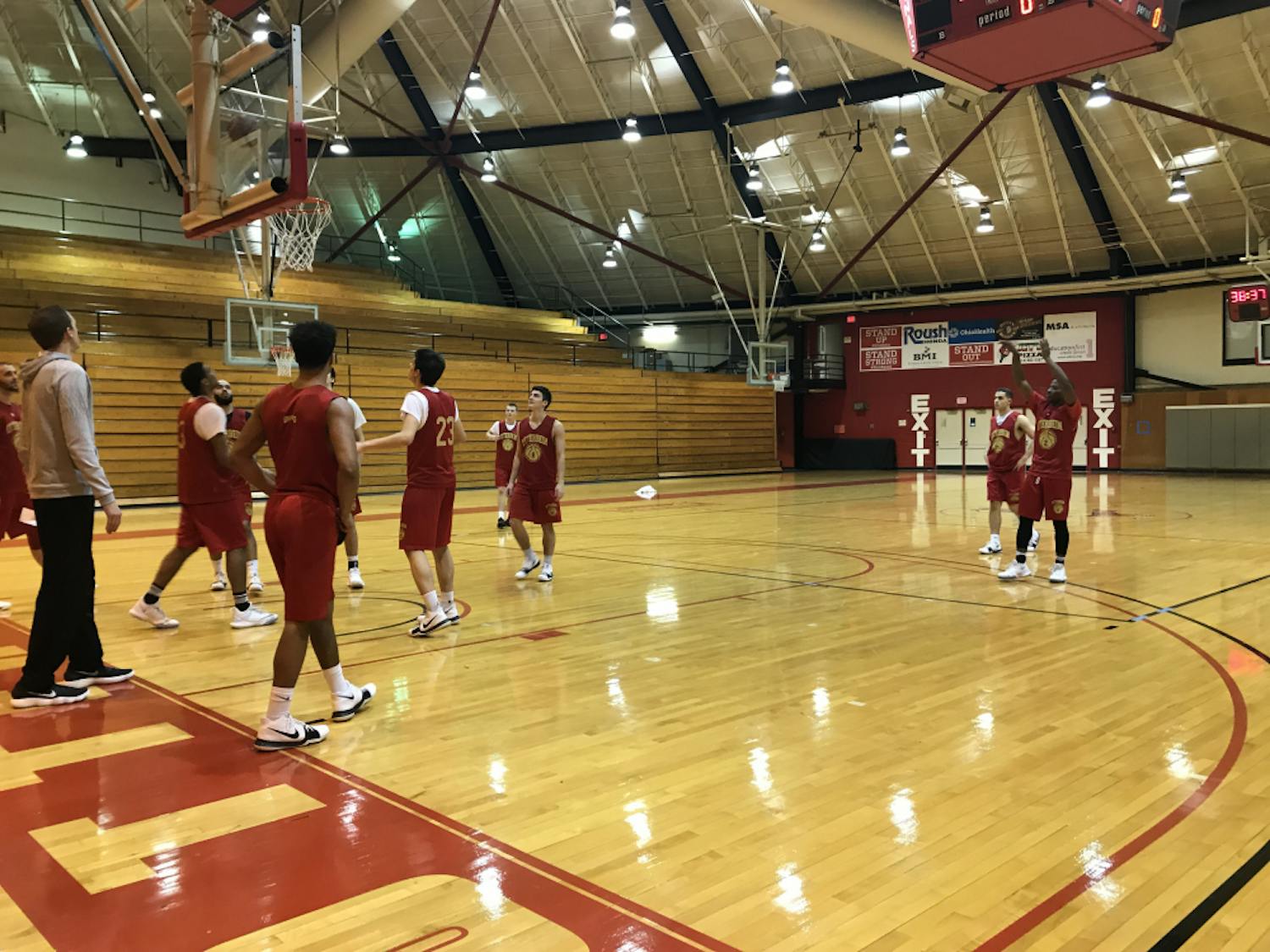Men's basketball team practicing for match against Ohio Wesleyan