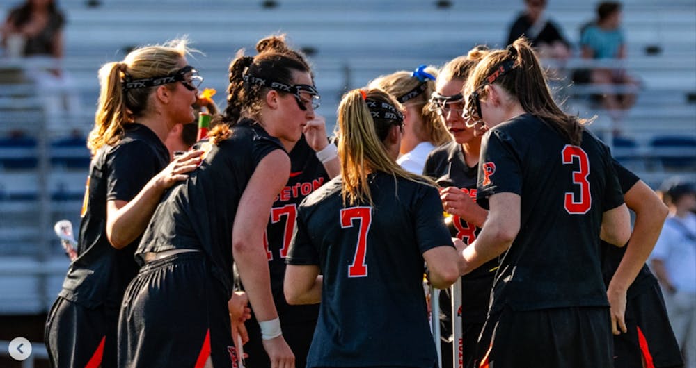 WOmen's lacrosse in a huddle