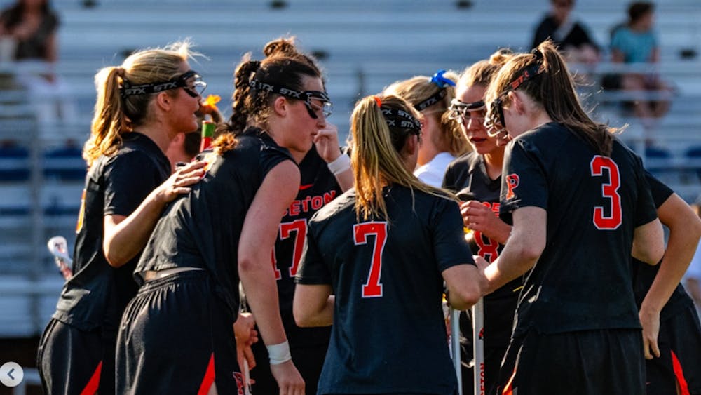 WOmen's lacrosse in a huddle