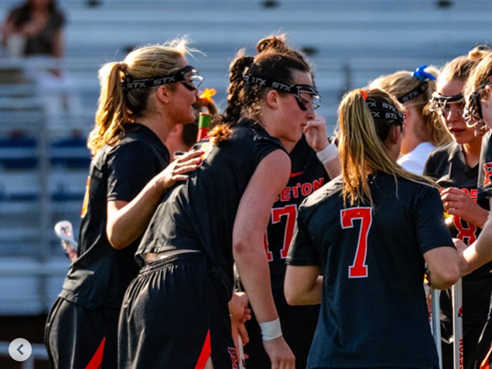 WOmen's lacrosse in a huddle