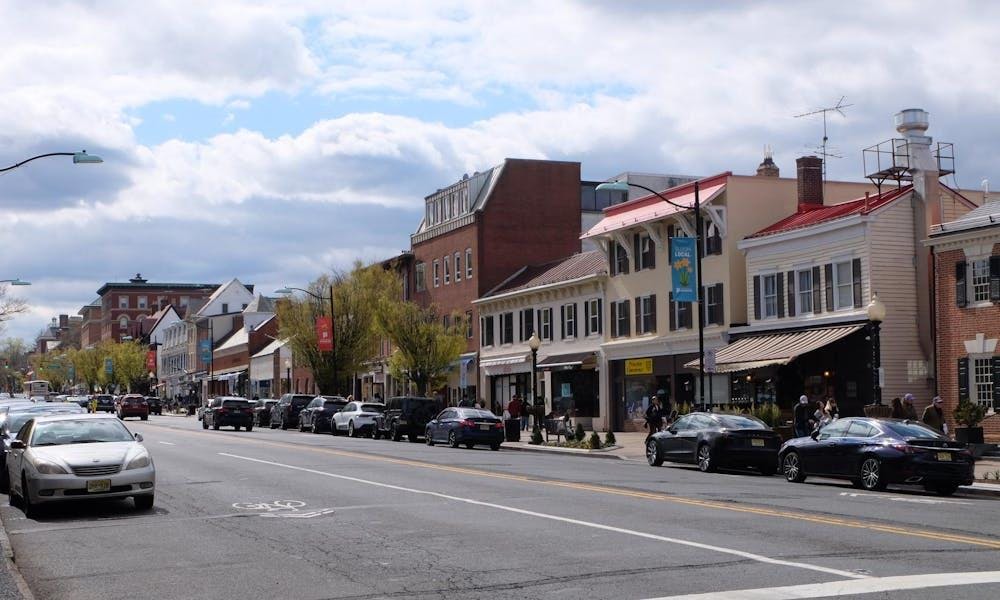 Una calle llena de coches en un pequeño pueblo del noreste.