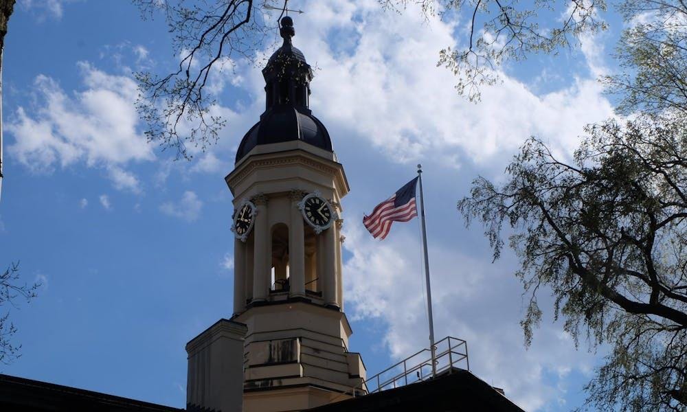 La parte superior de Nassau Hall y una bandera estadounidense.