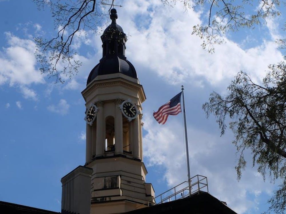 La parte superior de Nassau Hall y una bandera estadounidense.