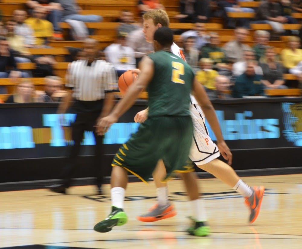 20131126-mbasketballvs-georgemason-carlyjackson-5070