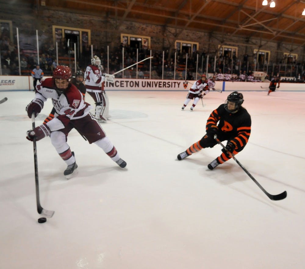 20131116-mhockeyv-harvard-benkoger-8473