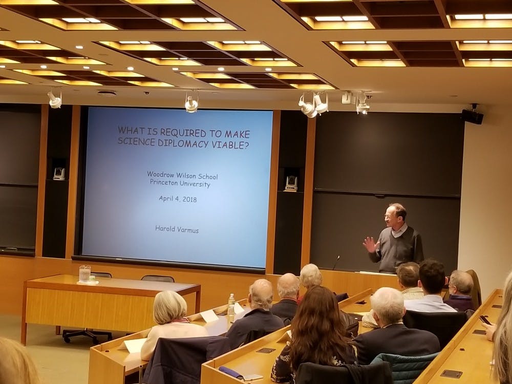 <p>Harold Varmus, former NIH director, gives a talk.</p>