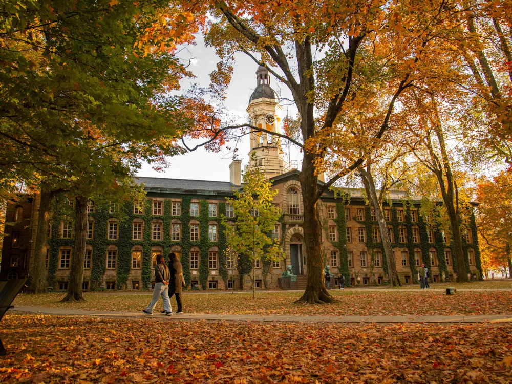 Nassau Hall en el otoño.