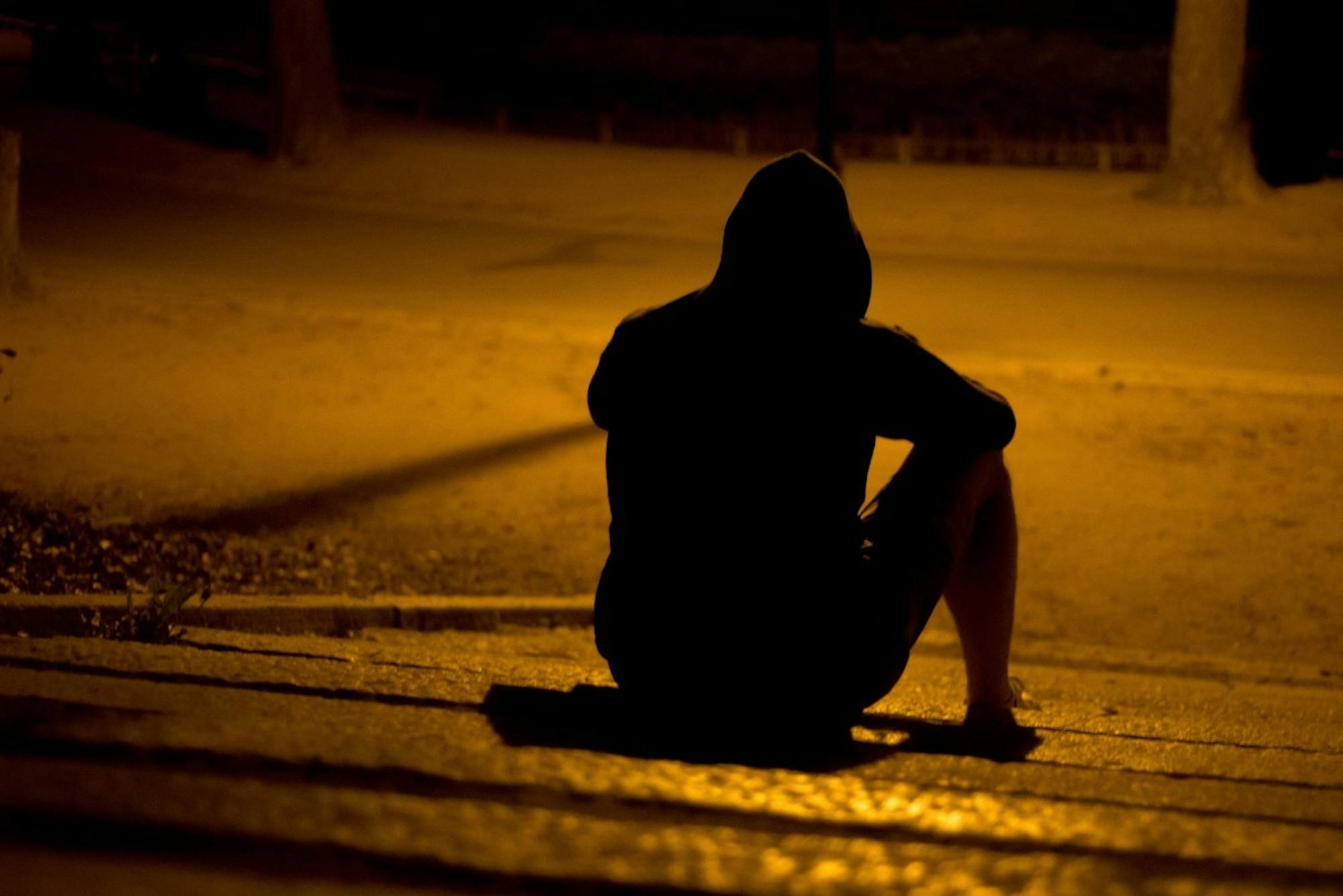 man_lonely_park_night_dark_mystery_alone_male-623883