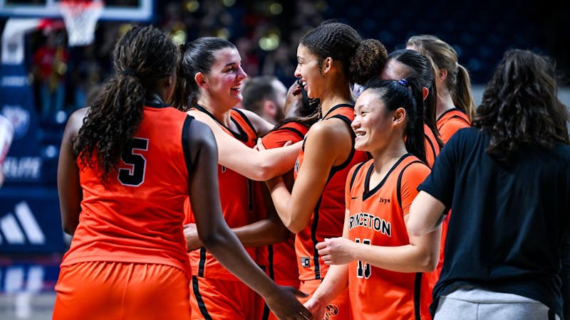 Women’s basketball dominates in Nashville, beating Belmont 70–58