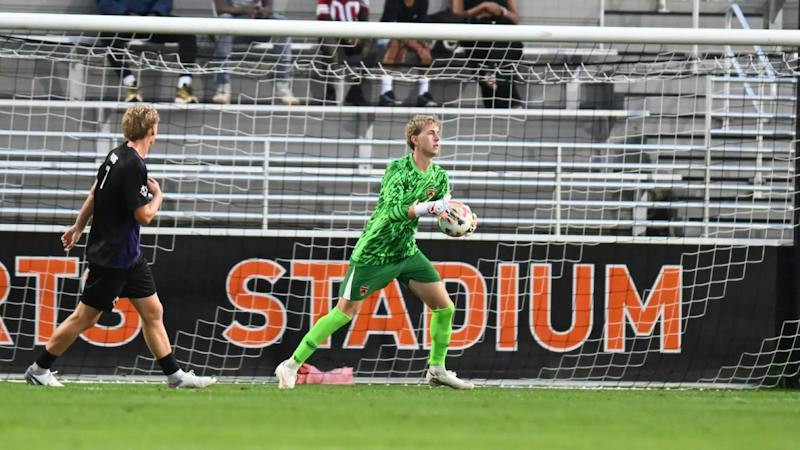 Samuels, Vilet deliver as No. 16 men’s soccer defeats UAlbany 1–0