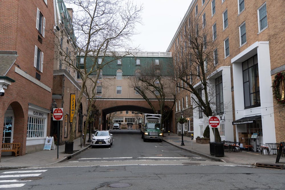 Una calle entre varios establecimientos y apartamentos en la ciudad de Princeton.