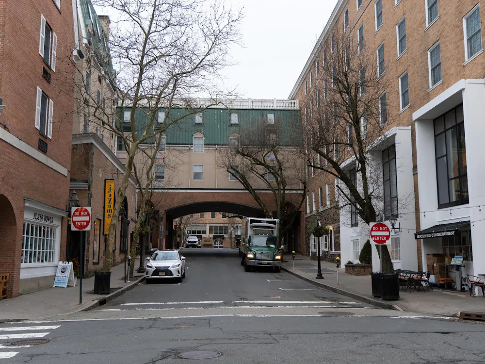 Una calle entre varios establecimientos y apartamentos en la ciudad de Princeton.