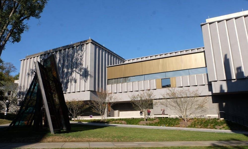 El museo de arte en un día soleado. 