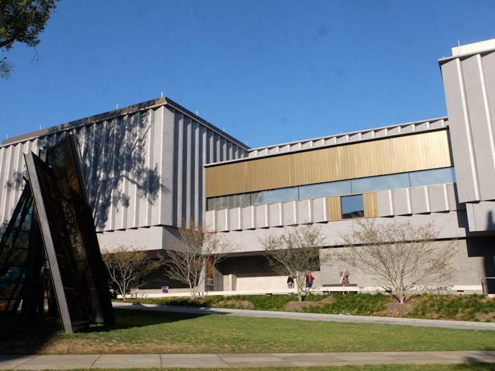 El museo de arte en un día soleado.