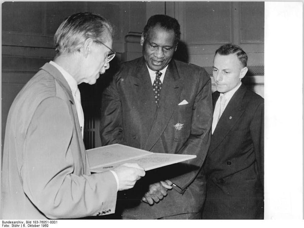 <h6>“Berlin: Paul Robeson Named to Academy of the Arts” by Stöhr / <a href="https://commons.wikimedia.org/wiki/File:Bundesarchiv_Bild_183-76851-0001,_Berlin,_Ernennung_Paul_Robeson_zum_AdK-Mitglied.jpg" target="_self"><strong>CC-BY-SA 3.0</strong></a></h6>