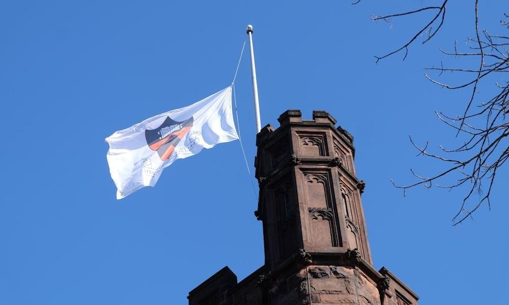 Una torre con una bandera de Princeton ondeando.