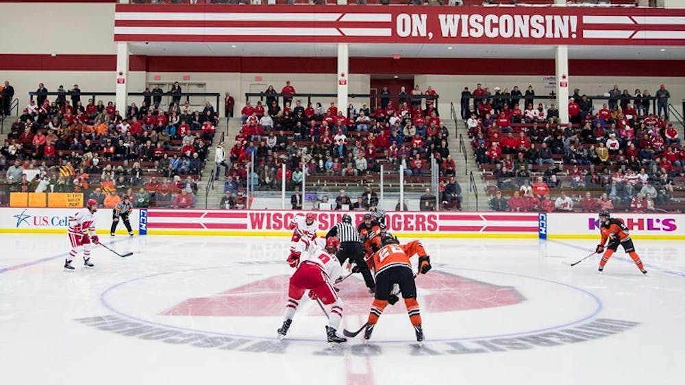wisconsin-181019wh-5196-faceoff