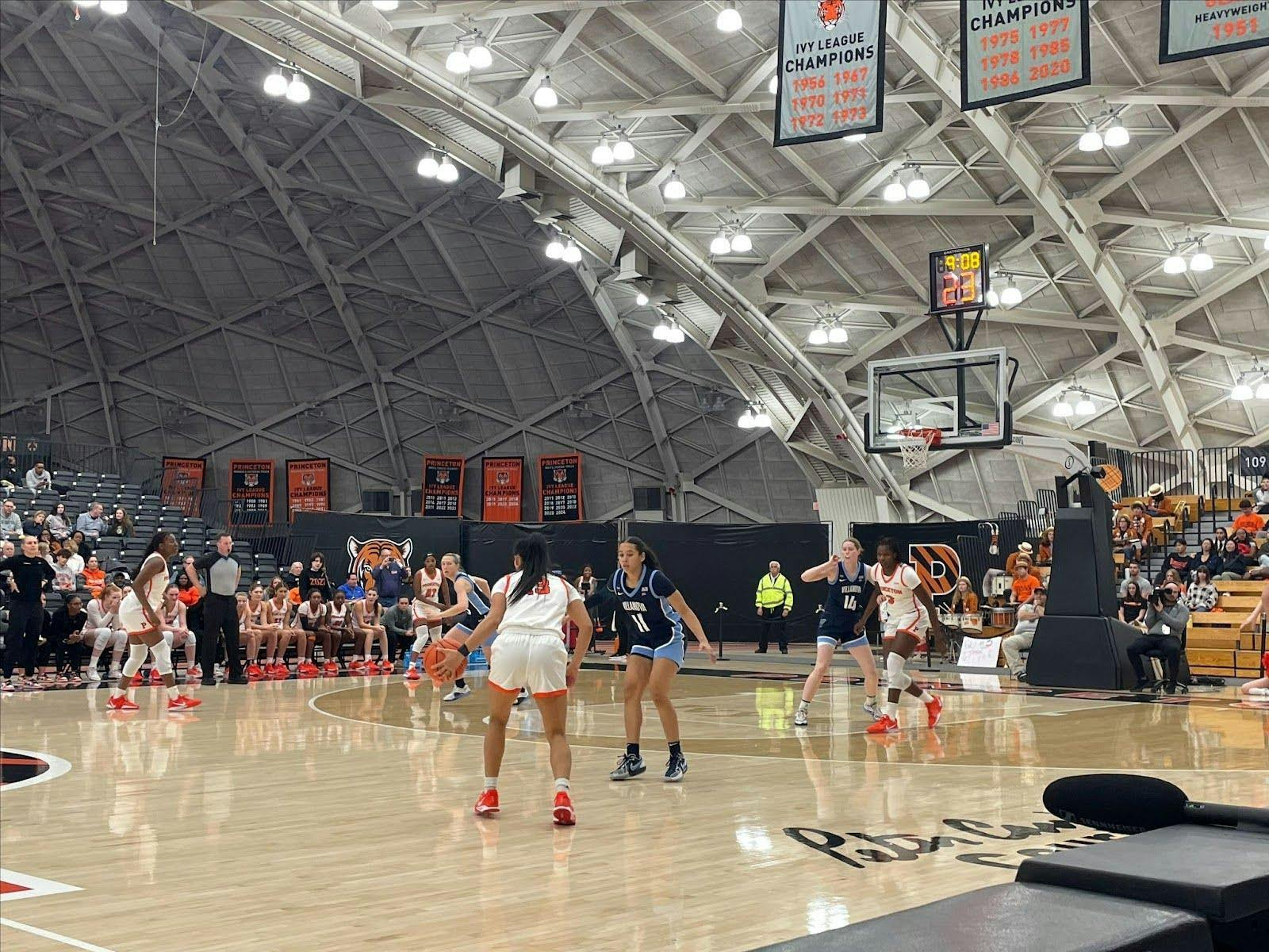 Basketball team in white goes against basketball team in navy blue.