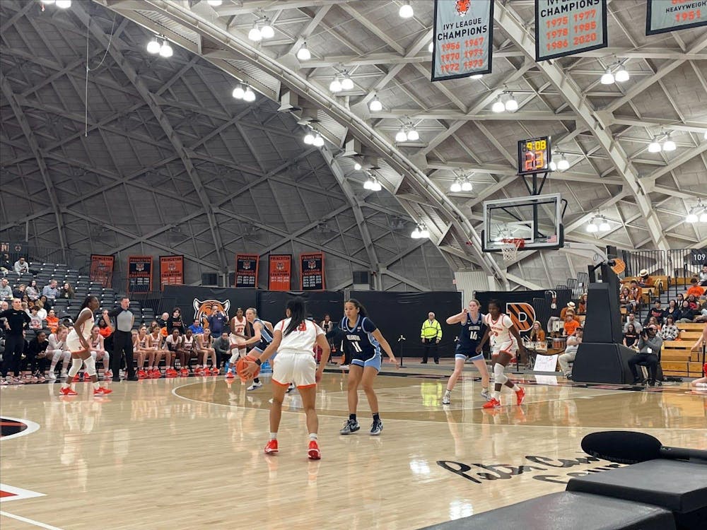 Basketball team in white goes against basketball team in navy blue.