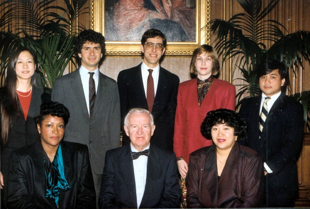  Eisgruber with his wife Lori, Supreme Court Justice John Paul Stevens, and Stevens' clerks in the spring of 1990.