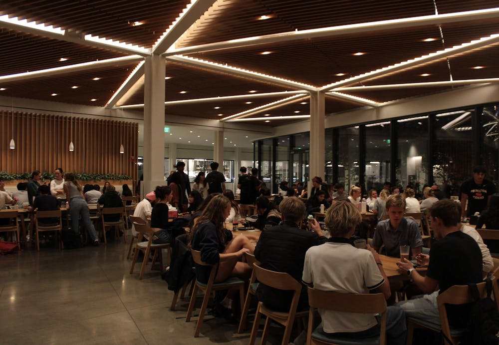 Students occupying almost all of the seats in Choi dining hall around dinnertime.