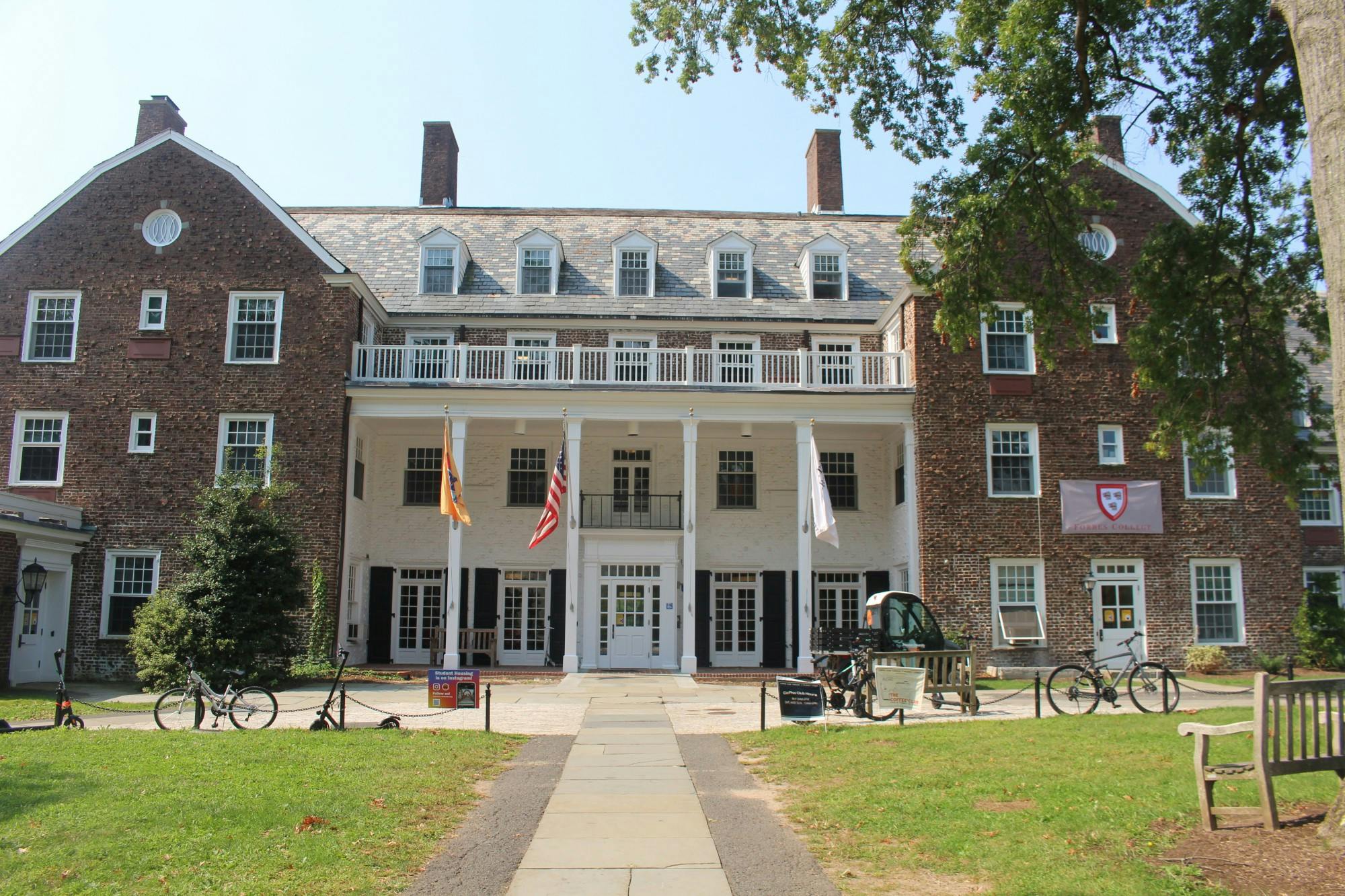 forbes outside Abby de Riel DP (9).JPG