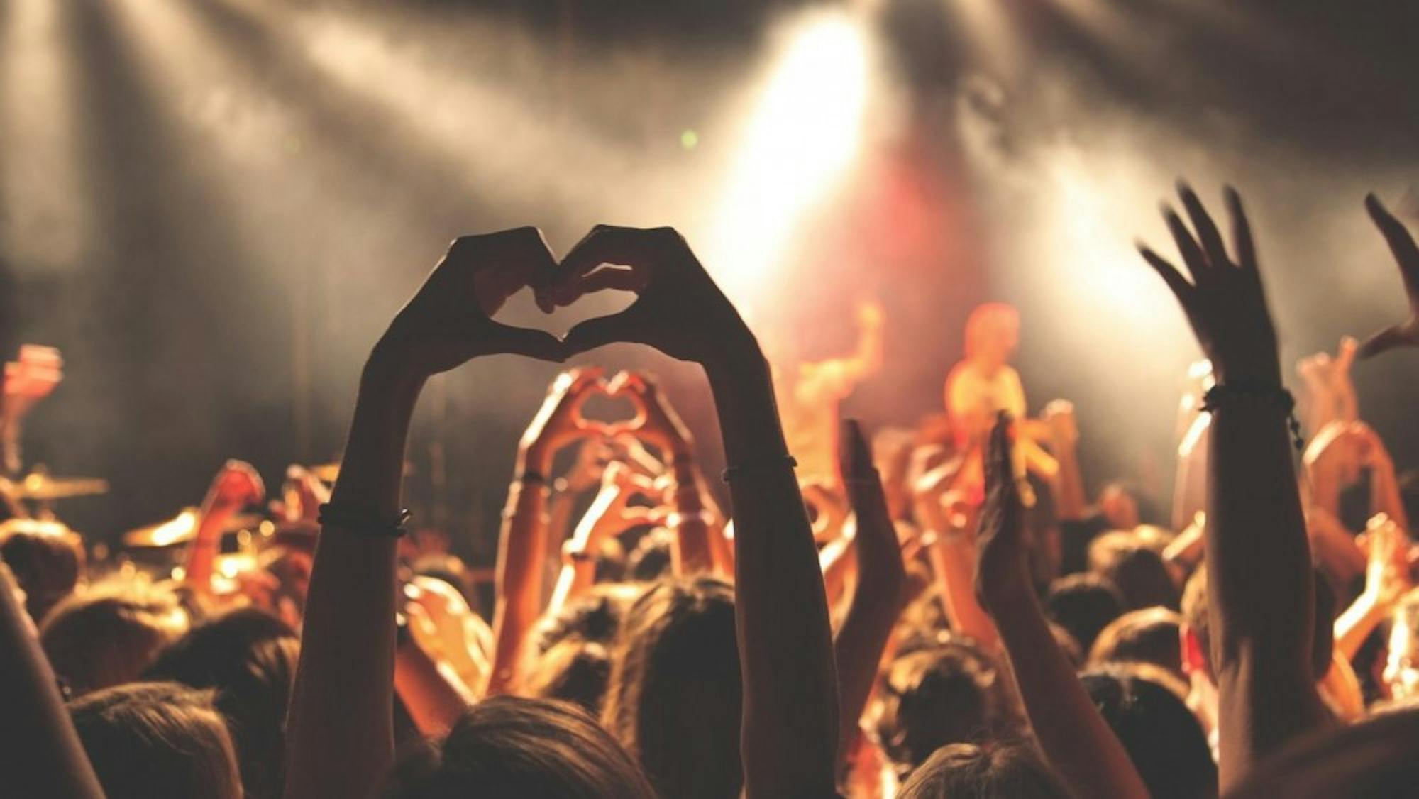 1495547486686-crowd