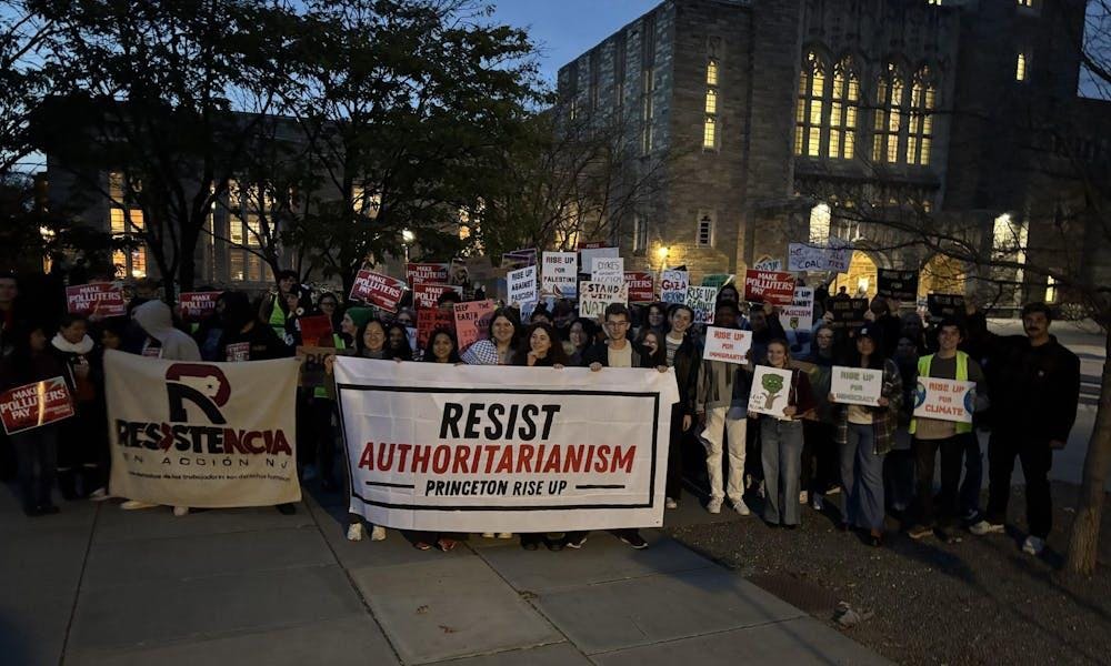 Una manifesticación con muchas personas y signos de protesta. 