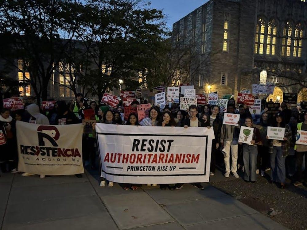 Una manifesticación con muchas personas y signos de protesta.