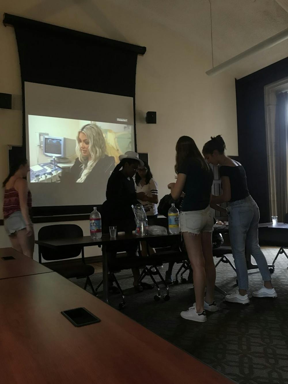 Kardashian Klub hosts first meeting of this academic year, featuring an episode of "Keeping Up With The Kardashians"