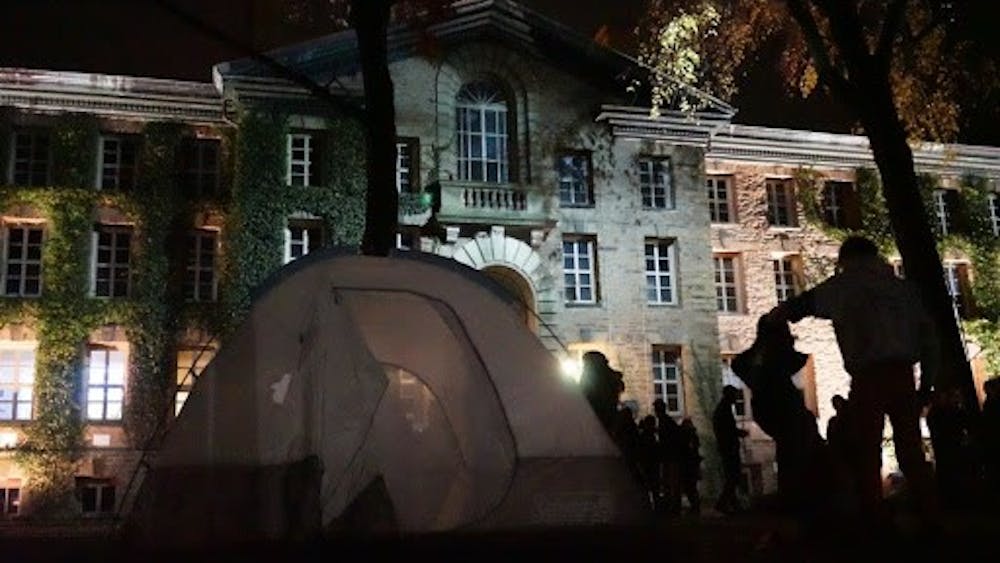 Student protestors set up tents outside Nassau Hall.
Courtesy of University Press Club live-blog