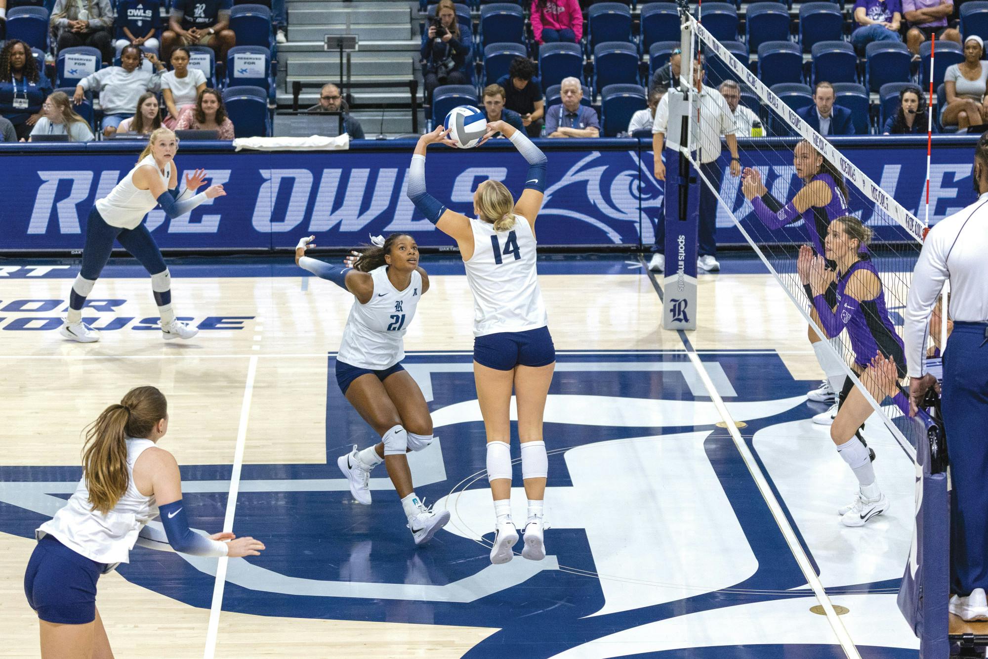 Volleyball opens regular season with 5-game winning streak