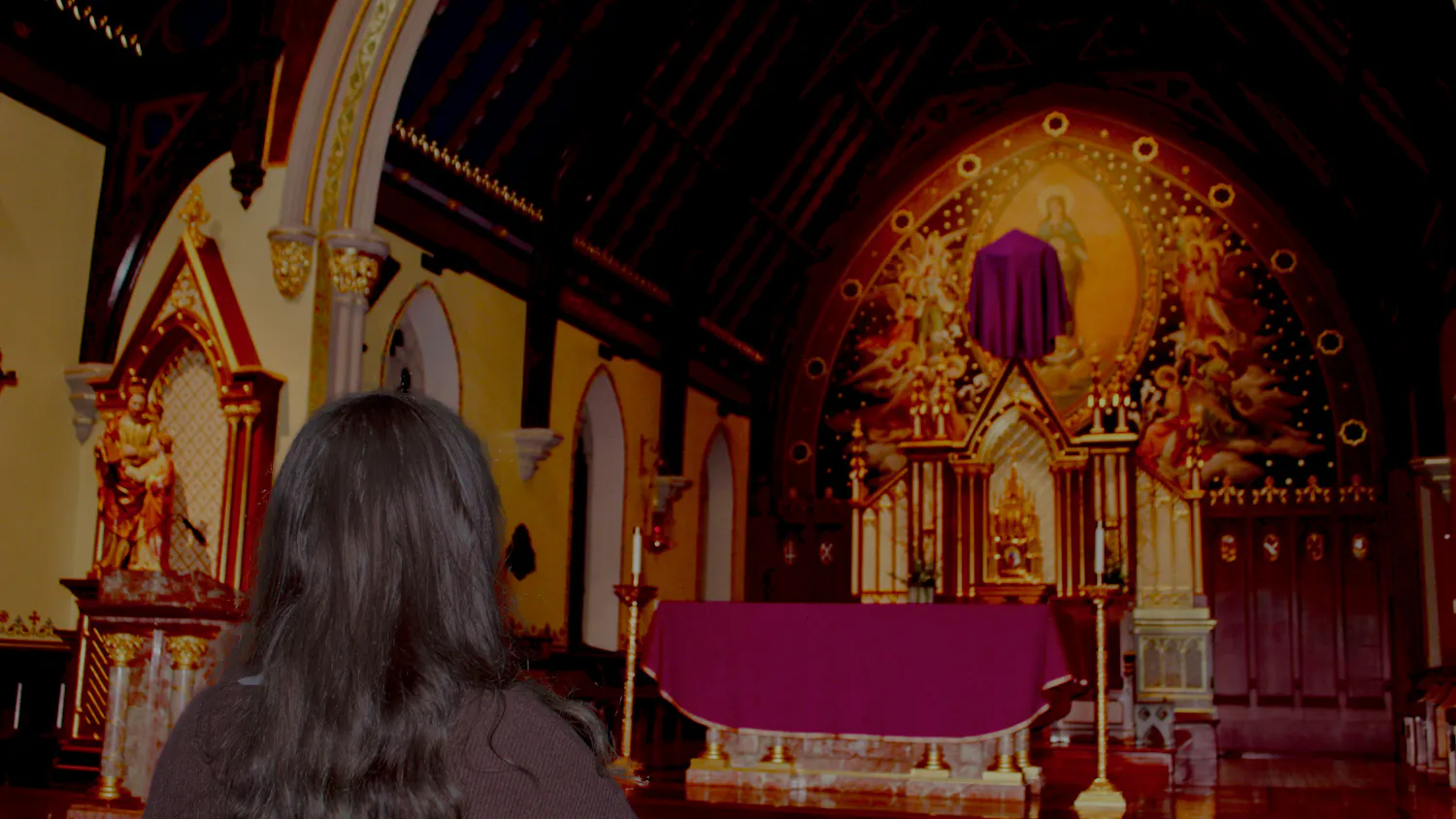 Student praying in the Chapel | Photo by Destiny Hartsfield