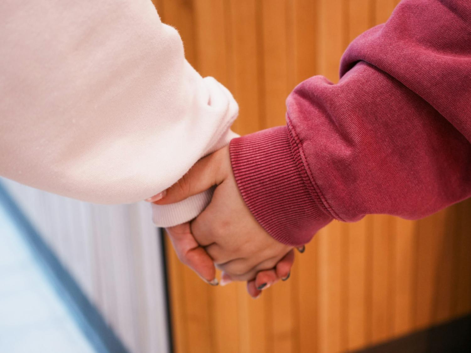 Couple holding hands on campus | Photo by Lakyn Austin | The Setonian