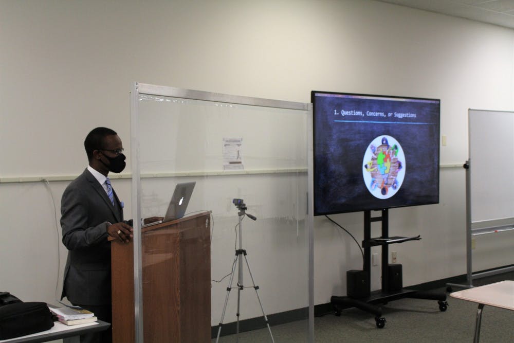 Teaching-in-Classroom-Photo-by-Mackenize-Wetherill_-Assistant-Photo-Editor-scaled