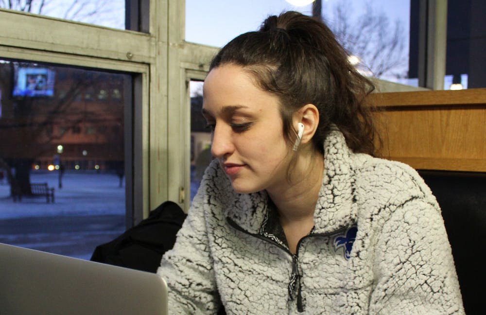 Airpods-Adrian-Chavez