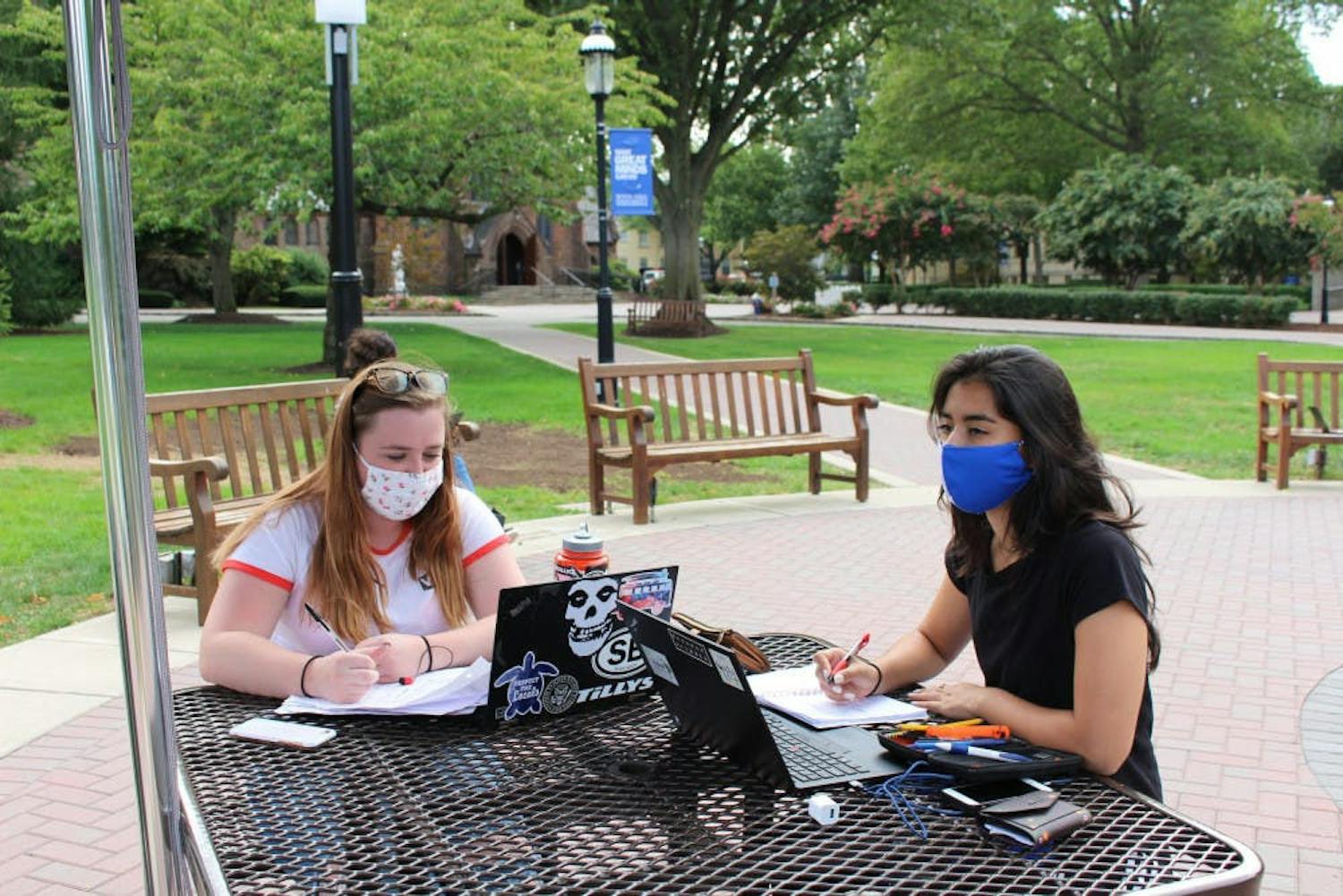 Masks on campus File Photo.jpg