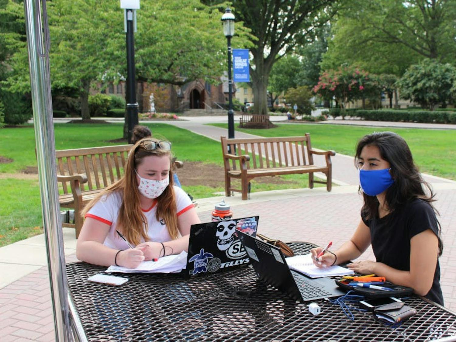 Masks on campus File Photo.jpg