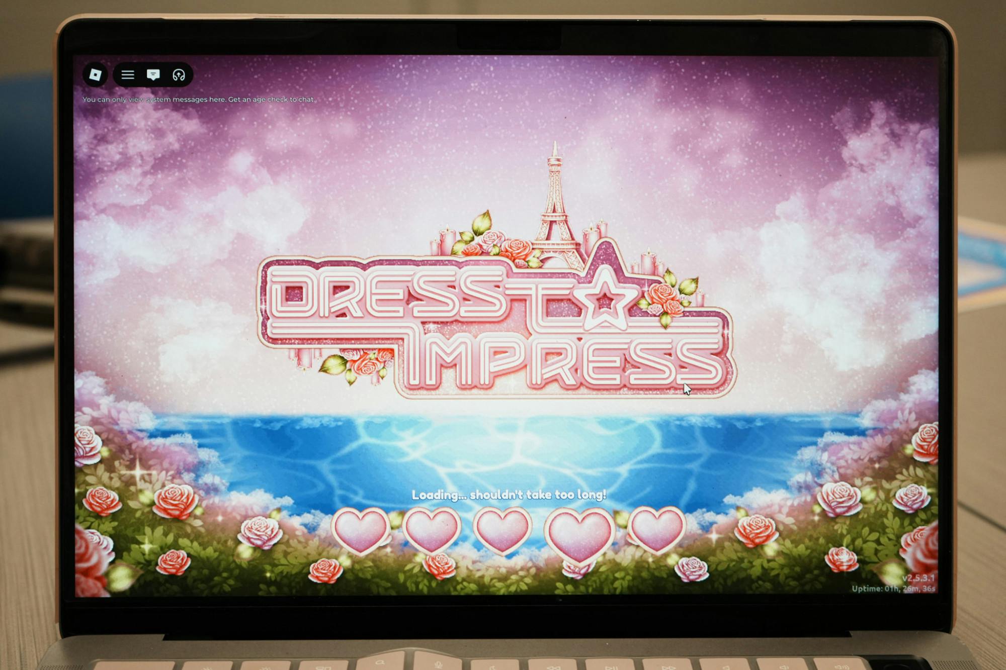 Student playing "Dress to Impress" | Photo by Sofia Kasbo 