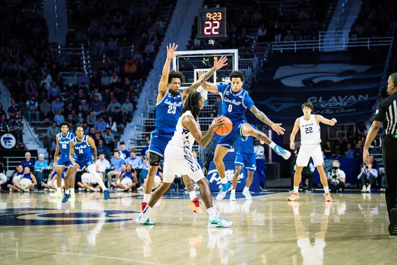Men’s basketball shuts down nation’s leading scorer to earn road win over Kansas State
