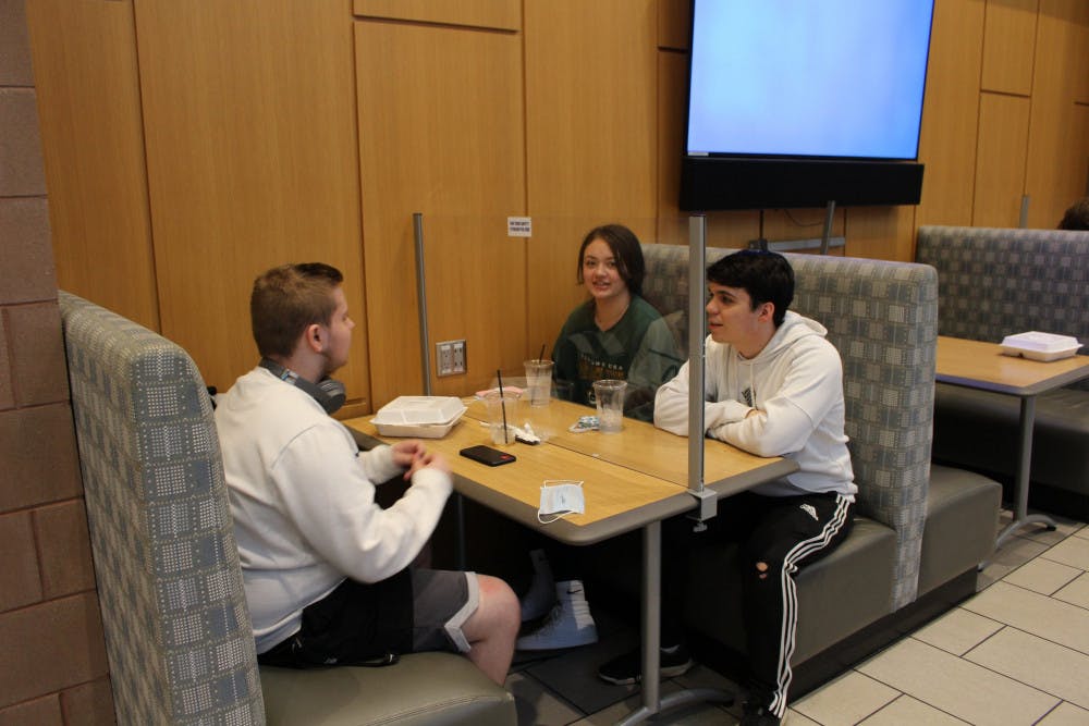 Cafe-Photo-by-Grace-McBride_Staff-Photographer-scaled